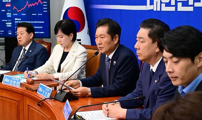 정청래 더불어민주당 대표가 15일 오전 서울 여의도 국회에서 열린 최고위원회의에 참석해 모두발언하고 있다. 이상섭 기자