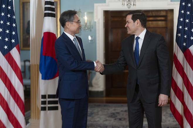 마코 루비오 미 국무장관(오른쪽)이 31일 워싱턴 국무부 조약실에서 조현 외교부 장관과 악수하고 있다. [AP]