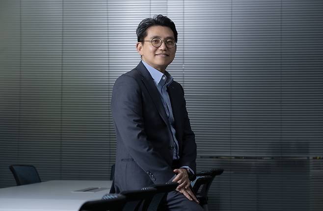 서동욱 신한은행 투자솔루션부 부장이 4일 오후 서울 중구 신한은행 본점에서 헤럴드경제와 인터뷰에 앞서 포즈를 취하고 있다. 임세준 기자