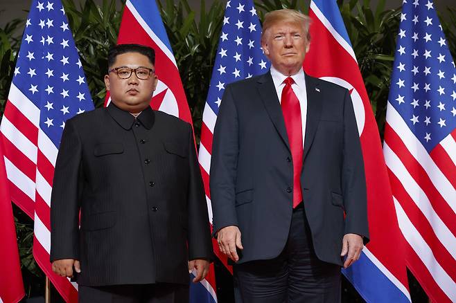 도널드 트럼프 미국 대통령과 김정은 북한 국무위원장이 지난 2018년 6월 싱가포르에서 정상회담을 위해 만나고 있다. [AP]