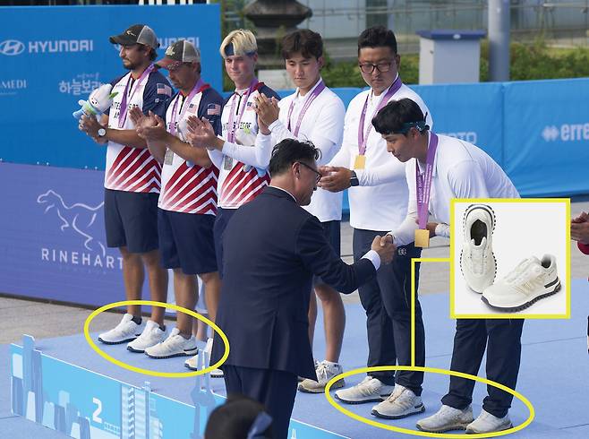 ‘광주 2025 현대세계양궁선수권대회’ 리커브 남자 단체전 결승 포디움에서 한국과 미국 양궁 선수단이 코오롱스포츠의 양궁화 ‘아처삭스’를 신고 있는 모습  [코오롱FnC 제공]