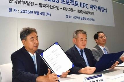 ‘미국 텍사스 루틸 BESS 프로젝트’ EPC 계약식에서 박한상 KBI그룹 부회장(맨왼쪽)이 계약서에 서명한 뒤 서류를 보여주고 있다.