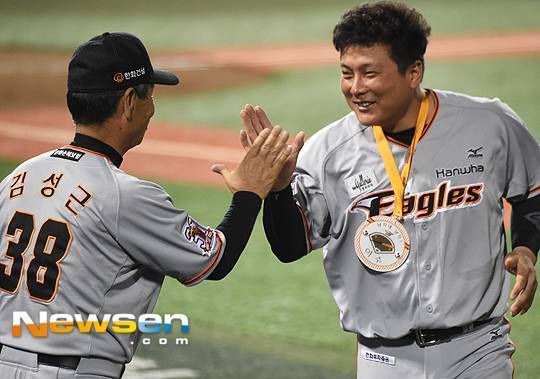 왼쪽부터 김성근 감독, 김태균 (사진=뉴스엔DB)