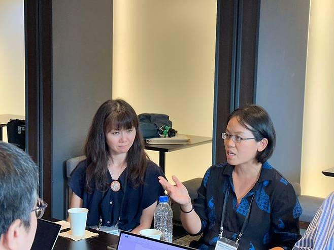 [서울=뉴시스] 국외소재문화우산재단 '해외전문가 보존처리 교육 워크숍' 참가자 영국박물관 보존처리전문가 교코 구스노키(왼쪽)과 미국 보스턴미술관 보존처리전문가 신천 차이가 13일 서울 인사동 나인트리호텔에서 인터뷰하고 있다. (사진=국외소재문화우산재단 제공) 2025.09.15. photo@newsis.com *재판매 및 DB 금지