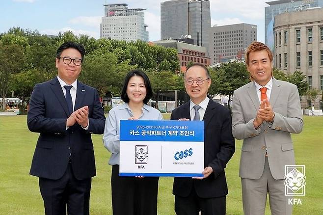 [서울=뉴시스] 지난 12일 서울시청 앞 광장에서 열린 대한축구협회와 오비맥주 카스(Cass)의 공식 주류 파트너 계약 조인식. (사진=대한축구협회 제공) *재판매 및 DB 금지