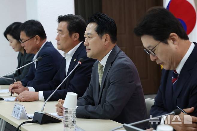 [부산=뉴시스] 하경민 기자 = 장동혁 국민의힘 대표가 15일 부산 수영구 부산시당에서 열린 현장 최고위원회에 참석, 발언을 하고 있다. 2025.09.15. yulnetphoto@newsis.com