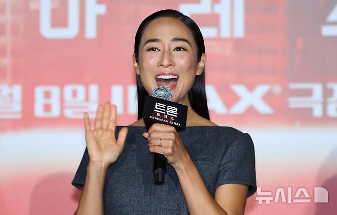 [서울=뉴시스] 김혜진 기자 = 배우 그레타 리가 15일 오전 서울 용산구 CGV용산아이파크몰에서 열린 영화 '트론 아레스' 내한 기자간담회에서 인사말을 하고 있다. 2025.09.15. jini@newsis.com