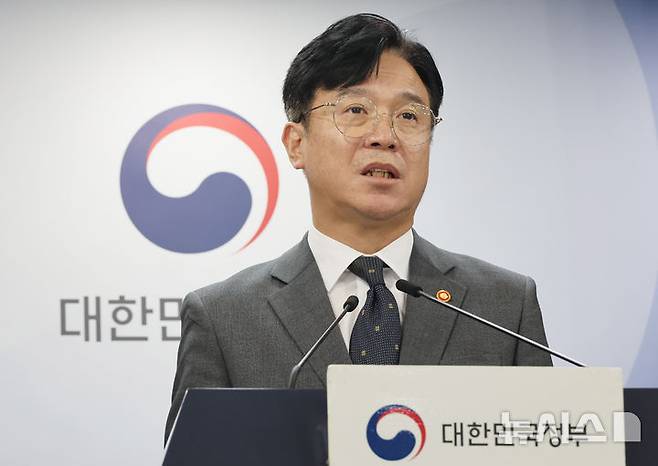 [서울=뉴시스] 김명원 기자 = 김영훈 고용노동부 장관이 15일 서울 종로구 정부서울청사에서 "산업재해 예방은 노사 모두의 이익" 이라며 사고없는 일터, 안전 대한민국을 위한 '노동안전 종합대책'을 발표하고 있다. 2025.09.15. kmx1105@newsis.com