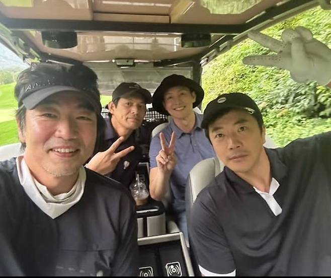 [서울=뉴시스] 배우 이정진이 권상우, 이종혁, 오지호와 친분을 뽐냈다. (사진=이정진 인스타그램 캡처) 2025.09.15. photo@newsis.com *재판매 및 DB 금지