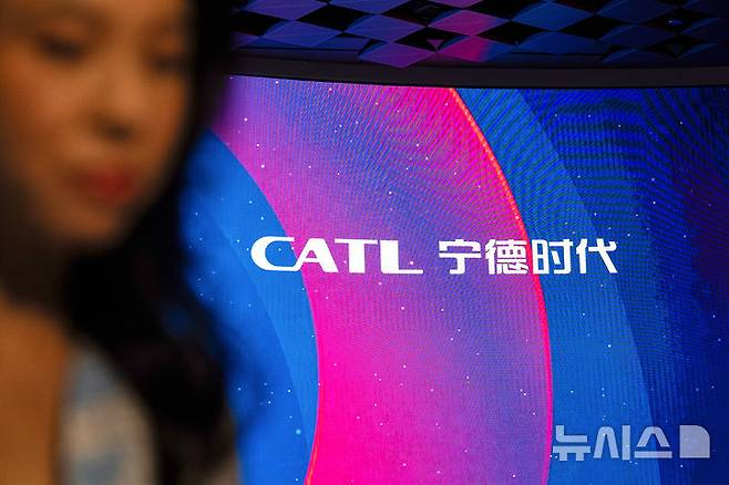 [홍콩=AP/뉴시스]﻿﻿세계 최대 전기차 배터리 제조업체인 중국 닝더스다이(CATL)의 지난달 생산량과 시장 점유율이 모두 확대된 것으로 나타났다. 사진은 지난 5월 20일 홍콩증권거래소 스크린에 CATL 로고가 나타난 모습. 2025.09.15