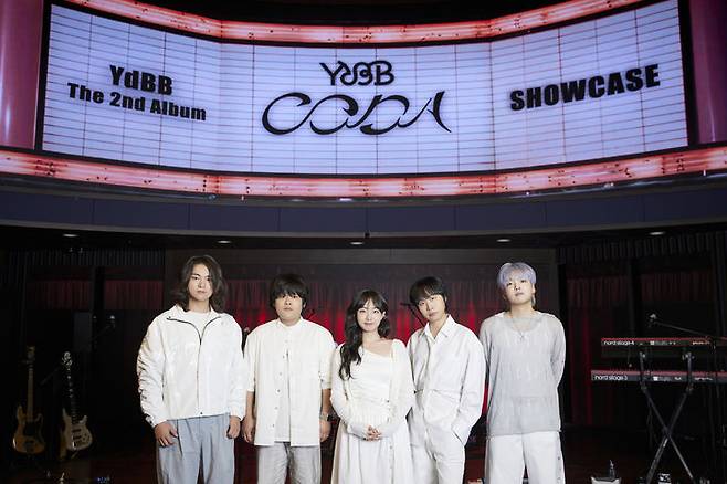 [서울=뉴시스] 혼성 밴드 유다빈밴드가 15일 서울 강서구 스카이아트홀에서 두 번째 정규 앨범 '코다'(CODA) 발매 기념 쇼케이스에서 포즈를 취하고 있다. (사진=엠피엠지뮤직 제공) 2025.09.15. photo@newsis.com  *재판매 및 DB 금지