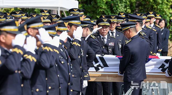 [서울=뉴시스] 전진환 기자 = 갯벌에 고립된 노인을 혼자 구하려다 숨진 고(故) 이재석 경사의 영결식이 진행된 15일 오전 인천 서구 인천해양경찰서에 도착한 고인의 유해를 향해 동료들이 경례하고 있다. (공동취재) 2025.09.15.  photo@newsis.com