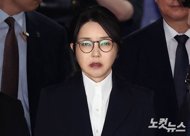 윤석열 전 대통령 부인 김건희 씨가 지난달 12일 오전 서울 서초구 서울중앙지법에서 구속 전 피의자 심문(영장실질심사)를 마치고 호송차량으로 이동하고 있다. 사진공동취재단