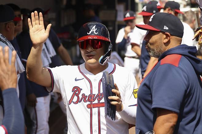 애틀랜타 김하성이 15일(한국 시각) 미국 조지아주 애틀랜타의 트루이스트 파크에서 열린 메이저 리그 휴스턴과 홈 경기, 2회 득점한 뒤 동료들과 하이파이브하고 있다. 연합뉴스