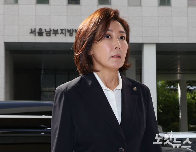 국민의힘 나경원 의원이 15일 오전 서울 양천구 남부지법에서 열린  '국회 패스트트랙(신속처리안건) 충돌 사건' 관련 1심 결심 공판에 출석하고 있다. 황진환 기자
