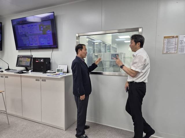 강민구 농촌진흥청 국립축산과학원 축산생명환경부장(왼쪽)이 ‘옵티팜’ 관계자와 유전자 가위(편집) 기술을 주제로 대화하고 있다. 농촌진흥청