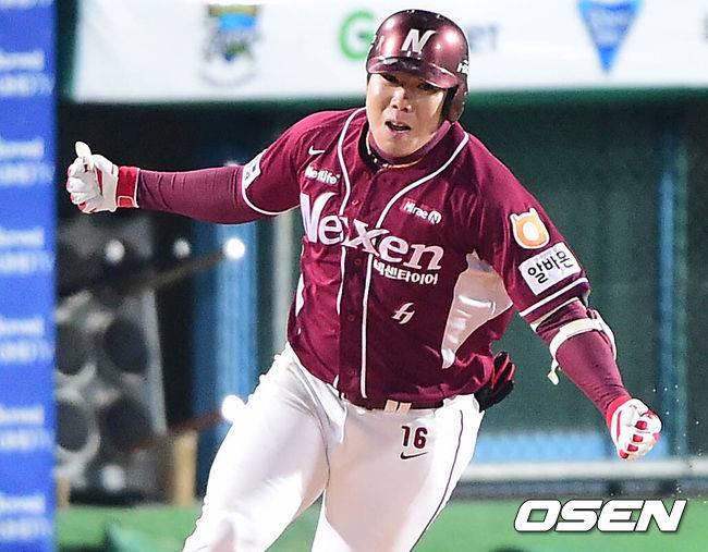 [OSEN=대구, 최규한 기자] 4일 오후 대구야구장에서 '2014 한국야쿠르트 세븐 프로야구' 포스트시즌 한국시리즈 1차전이 열렸다.8회초 넥센 공격 무사 1루 상황 강정호가 달아나는 좌중간 투런포를 날리고 주먹을 불끈 쥐며 그라운드를 돌고 있다.삼성과 넥센이 프로야구의 마지막 축제 한국시리즈에 돌입한다. 단기전에서 1차전의 중요성은 모든 감독들이 말하고 있다. 역사적으로도 1차전 승리팀이 우승할 확률은 1982년 1차전 무승부를 제외하고 30번 중 24회, 80%에 이른다. 1차전을 잡아야 쉽게 시리즈를 이어갈 수 있다.양팀 선발은 삼성 릭 밴덴헐크, 넥센 앤디 밴 헤켄이다. 둘은 올 시즌 평균자책점, 탈삼진, 승률 등을 놓고 박빙의 승부를 펼쳐왔다. 그러나 단기전에서 패넌트레이스의 기록은 큰 의미가 없다. 누가 덜 떨고 덜 실수하냐의 차이가 승패를 가른다.삼성은 지난해까지 3번 연속 한국시리즈에서 우승컵을 들어올릴 관록의 팀이다. 반면 넥센은 올해가 창단 7년만의 첫 한국시리즈 진출. 한국시리즈를 경험해본 멤버도 오재영, 이택근 2명 뿐이다. 그러나 플레이오프를 통과한 넥센의 분위기는 현재 최상이다. 삼성이 넥센을 꺾으려면 1차전에서 기선을 제압해야 한다./dreamer@osen.co.kr