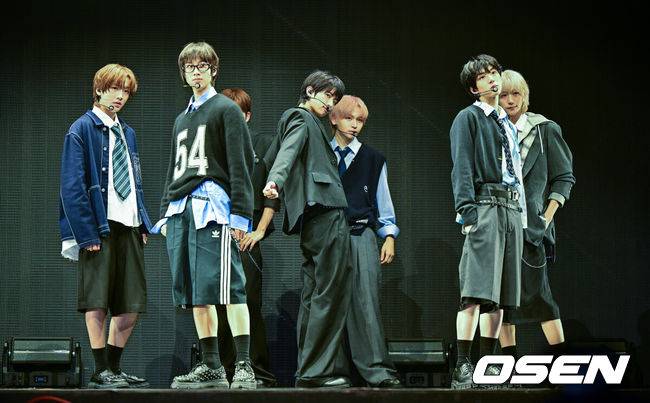 [OSEN=박준형 기자] 그룹 아이딧의 첫 번째 미니앨범 '아이 디드 잇.'(I did it.) 데뷔 쇼케이스가 15일 오후 서울 광진구 예스24 라이브홀에서 진행됐다. 아이딧은 장용훈, 김민재, 박원빈, 추유찬, 박성현, 백준혁, 정세민으로 구성된 7인조로, 유튜브로 방송된 서바이벌 오디션 '데뷔스 플랜'(Debut's Plan)으로 결성됐다.그룹 아이딧이 멋진 무대를 펼치고 있다.    2025.09.15 / soul1014@osen.co.kr