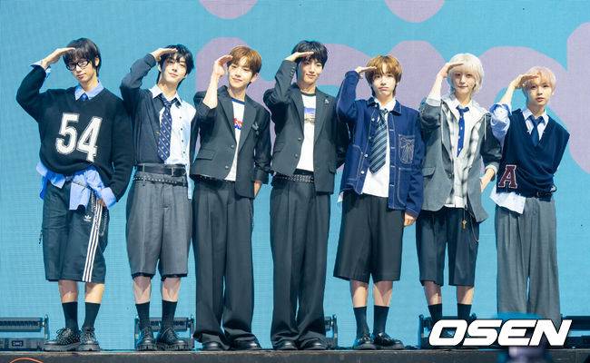 [OSEN=박준형 기자] 그룹 아이딧의 첫 번째 미니앨범 '아이 디드 잇.'(I did it.) 데뷔 쇼케이스가 15일 오후 서울 광진구 예스24 라이브홀에서 진행됐다. 아이딧은&nbsp;장용훈,&nbsp;김민재,&nbsp;박원빈,&nbsp;추유찬,&nbsp;박성현,&nbsp;백준혁, 정세민으로 구성된 7인조로, 유튜브로 방송된 서바이벌 오디션 '데뷔스 플랜'(Debut's Plan)으로 결성됐다.그룹 아이딧이 포즈를 취하고 있다.   2025.09.15 / soul1014@osen.co.kr