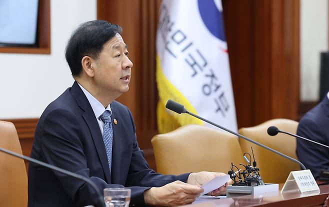 구윤철 경제부총리 겸 기획재정부 장관이 15일 서울 종로구 정부서울청사에서 열린 경제관계장관회의에서 모두발언을 하고 있다.&nbsp; &nbsp;뉴스1