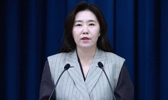 강유정 대변인이 15일 서울 용산 대통령실 청사에서 핵심규제 합리화 전략회의 관련 브리핑을 하고 있다. 뉴시스