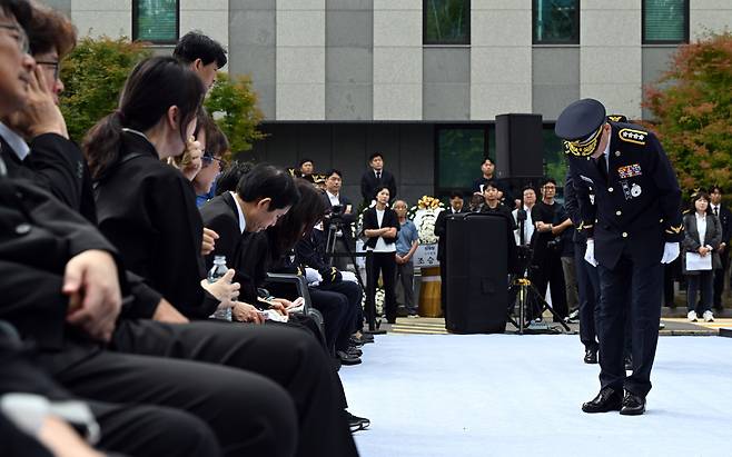 갯벌에 고립된 노인을 혼자 구하려다 숨진 고(故) 이재석 경사의 영결식이 진행된 15일 오전 인천 서구 인천해양경찰서에서 김용진 해양경찰청장이 유족들에게 고개숙여 인사하고 있다.&nbsp; &nbsp; 공동취재