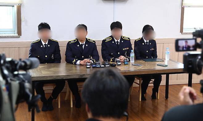 갯벌에 고립된 노인을 혼자 구하려다 숨진 고(故) 이재석 경사 팀원들인 인천해양경찰서 영흥파출소 직원들이 15일 이 경사 발인을 앞두고 인천 동구의 한 장례식장에서 기자회견을 하고 있다. 연합뉴스