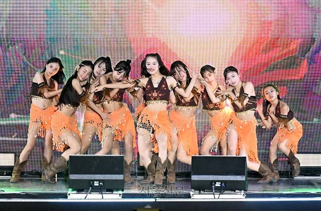 위너에 선정된 일본의 ‘에임 하이’(Aim High)가 뛰어난 군무를 선보이고 있다. 안주영 전문기자