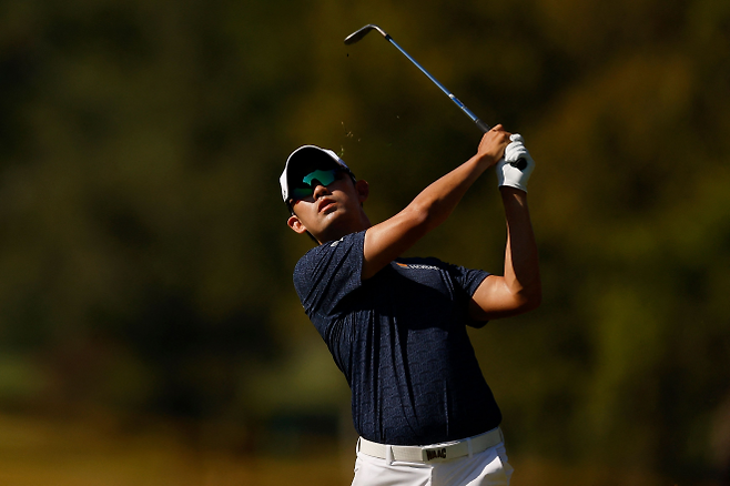 김비오가 14일(한국시간) 미국 테네시주 프랭클린의 밴더빌트 레전드 클럽(파70)에서 열린 콘페리 투어 파이널 1차전 시몬스 뱅크 오픈 3라운드 4번홀 페어웨이에서 샷을 하고 있다.  프랭클린 AFP 연합뉴스