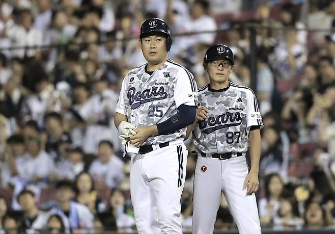 두산 베어스 양의지가 10일 서울 잠실야구장에서 열린 2025 KBO리그 정규시즌 LG 트윈스와의 경기에서 안타를 친 뒤 출루해 있다. 뉴시스