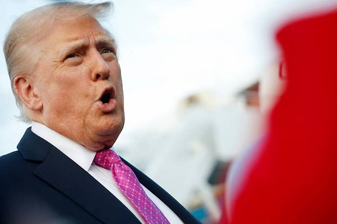 도널드 트럼프 미국 대통령이 2025년 9월 14일(현지시간) 뉴저지주 모리스타운 공항에서 워싱턴으로 향하는 전용기 탑승에 앞서 기자들과 발언하고 있다. AFP 연합뉴스