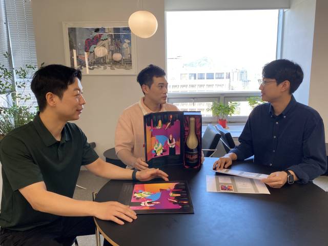 롯데백화점 와인&리쿼팀이 '벨레 그로스 발라드' 와인 출시를 앞두고 회의를 하고 있는 모습. 김남명 기자