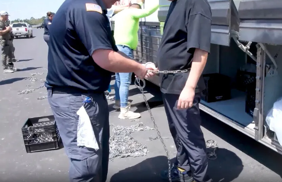 미국 이민 단속 당국이 홈페이지를 통해 지난 4일(현지시간) 조지아주 현대차그룹-LG에너지솔루션의 합작 배터리 공장 건설 현장에서 벌인 불법체류·고용 단속 현장 영상을 홈페이지에 공개했다. 연합뉴스