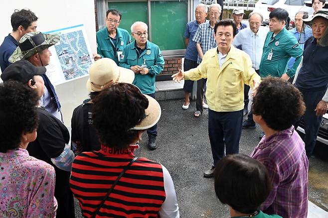 조규일 진주시장이 지난 7월 집중호우로 피해를 입은 명석면 관지마을을 찾아 주민들과 대화를 나누며 피해 상황을 청취하고 있다. ⓒ진주시