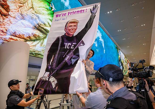 미국 이민당국에 의해 조지아주에 구금됐던 한국인 근로자들이 귀국한 9월12일 인천국제공항 제2여객터미널 입국장에서 이제석 이제석광고연구소 대표가 트럼프 미국 대통령의 모습이 담긴 플래카드 퍼포먼스를 벌이고 있다. ⓒ 연합뉴스