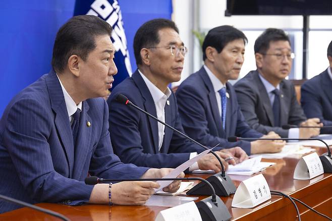김병기 더불어민주당 원내대표(맨 왼쪽)가 15일 국회에서 열린 산업재해예방TF 중대재해 예방을 위한 노동안전 종합대책 발표에서 인사말을 하고 있다. ⓒ연합뉴스