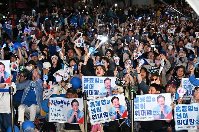 지난 6월 서울 여의도 국회 인근에서 더불어민주당 주최로 열린 제21대 대통령 선거 국민개표방송 행사에 참석한 시민들이 방송예측시스템에서 대선 후보이던 이재명 대통령이 '당선 확실'이 나오자 환호하고 있다. ⓒ공동취재