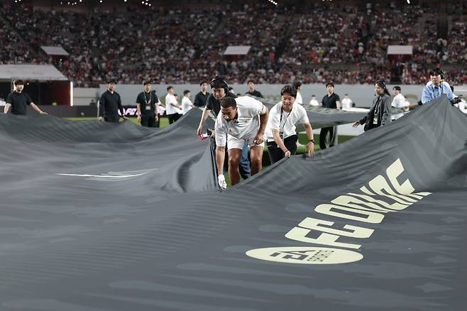 14일 서울월드컵경기장에서 열린&nbsp;‘2025 아이콘&nbsp;매치: 창의 귀환, 반격의 시작’&nbsp;경기 후 FC스피어의 대형 현수막을 찢는 퍼포먼스를 펼치는 리오 퍼디낸드. 사진출처｜중계화면 캡처