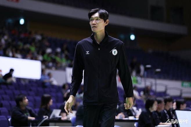 DB 김주성 감독이 14일 일본 홋카이도종합체육센터에서 열린 2025 레반가컵 경기 도중 작전을 지시하고 있다. 김 감독은 일본전지훈련에 만족감을 드러냄과 동시에 새 시즌 개막까지 보완해야 할 부분도 언급했다. 사진제공｜점프볼