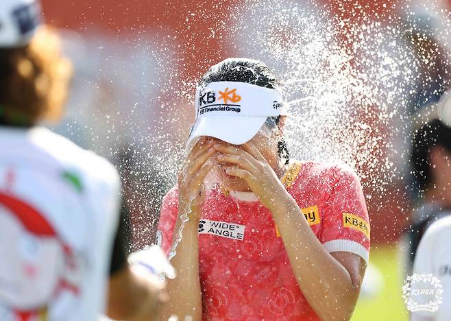 방신실이 14일 경기도 포천 아도니스CC에서 열린 KLPGA 투어 OK저축은행 읏맨 오픈 최종라운드에서 시즌 3승을 거둔 뒤 동료들의 축하 물세례를 받고 있다. KLPGA 제공
