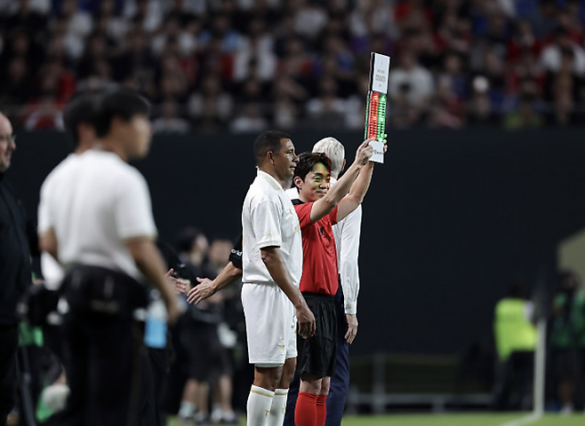 ‘2025 아이콘 매치에서 교체 투입되는 지우베르투 시우바. FA포토