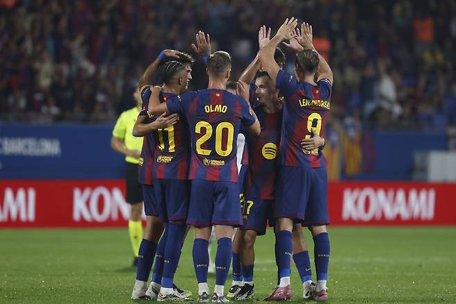 바르셀로나 로베르트 레반도프스키(오른쪽)가 15일 팀의 여섯 번째 득점이 비디오판독(VAR) 끝에 인정된 뒤 동료들의 축하를 받고 있다. AP