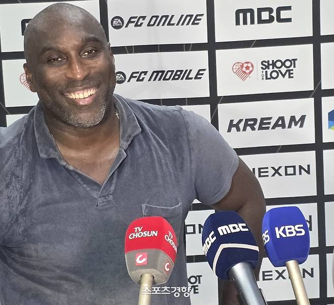 14일 ‘2025 아이콘매치’를 마치고 믹스트존에서 취재진을 만난 솔 캠벨. (사진) 용환주 기자