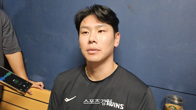 LG 홍창기가 14일 잠실 KIA전 승리 후 취재진과 만나 부상 복귀 소감을 전하고 있다.