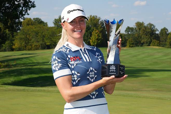 찰리 헐이 15일 끝난 LPGA 투어 크로거 퀸시티 챔피언십에서 우승한 뒤 우승 트로피를 들어보이고 있다. 게티이미지코리아
