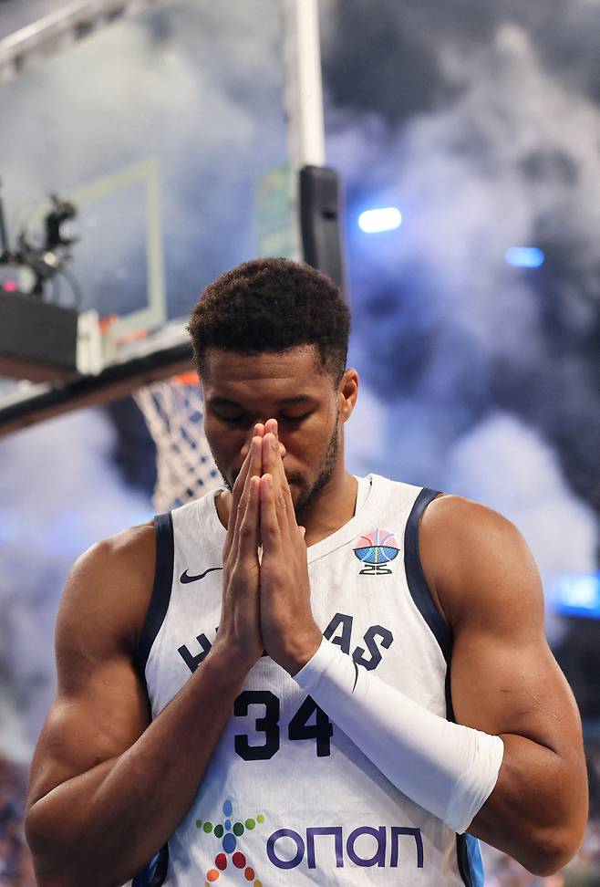 그리스 야니스 아데토쿤보가 14일 유로바스켓 3위 결정전 핀란드전에 앞서 기도하고 있다. 로이터연합뉴스