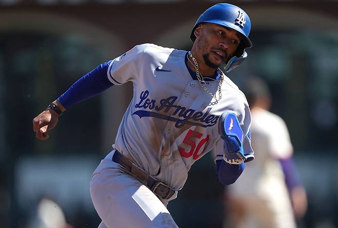 LA 다저스 무키 베츠가 15일 샌프란시스코전에서 5회초 프레디 프리먼의 안타에 홈으로 내달리고 있다. AFP연합뉴스
