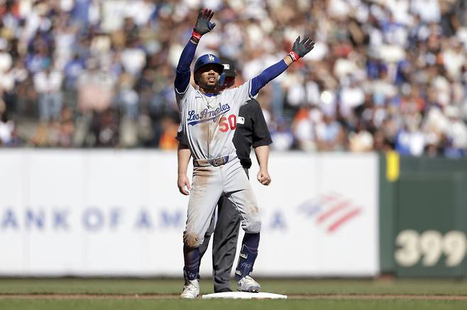 LA 다저스 무키 베츠가 15일 샌프란시스코전에서 7회초 2루타를 친 뒤 베이스에서 세리머니하고 있다. AP연합뉴스