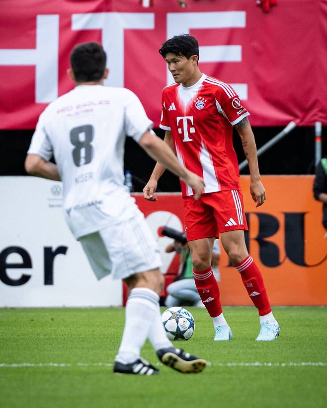 ▲ 어느 정도 예견된 일이었지만 현실로 다가오니 충격이 만만찮다.&nbsp;김민재는 올 시즌 초반 공식전 5경기 가운데&nbsp;3경기에 나섰다. 이 중 선발은 단 한 차례뿐이었다. 최근&nbsp;2경기는 아예 결장했고 뮌헨 중앙 수비진은 다요 우파메카노와 타가 확고히&nbsp;자리를 잡았다. 한때 ‘혹사 논란’에 시달리던 김민재가 올해는 정반대 상황에 내몰린 것이다. 지난 시즌까진 너무 많은 출전이 문제였다면, 지금은 출전 기회조차 거머쥐지 못하는 게 문제다.