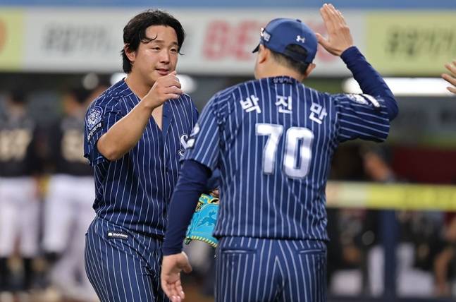 양창섭과 박진만 감독이 14일 경기를 마친 뒤 하이파이브를 하고 있는 모습. /사진=삼성 라이온즈